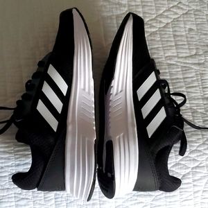 NWOT Women's ADIDAS cloudform sneakers size 7